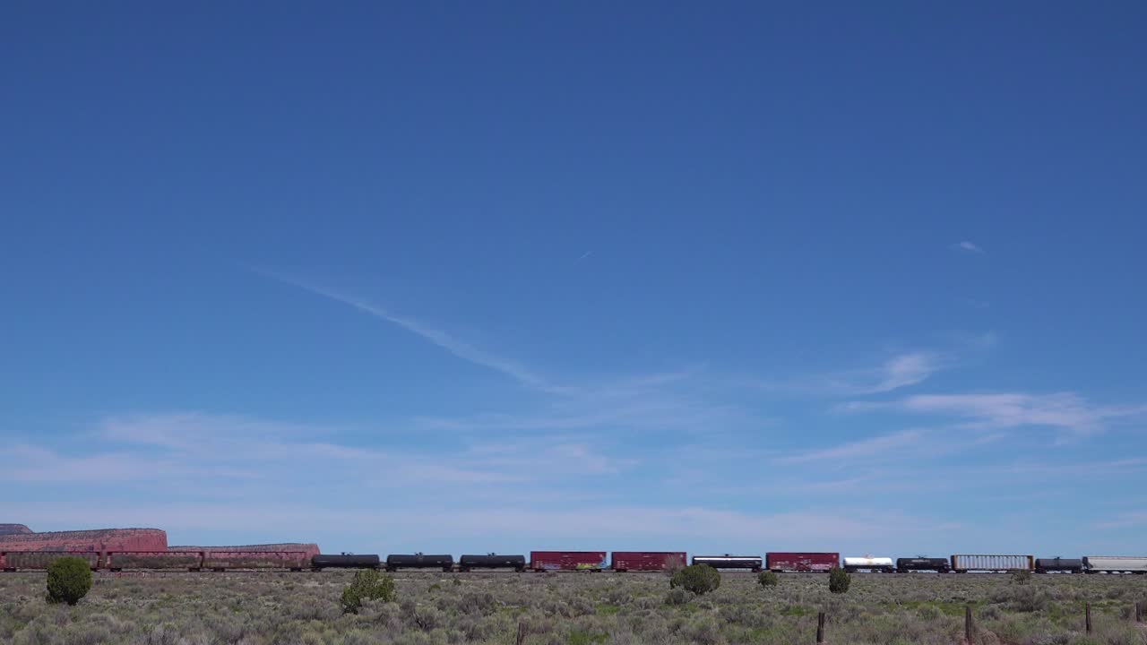 애리조나 사막이나 뉴멕시코 1을 통과하는 화물 열차의 예술적인 전망