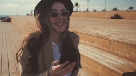 mujer al aire libre usando el teléfono