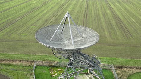 toma aérea de la antena del radiotelescopio en el observatorio de radioastronomía mullard en cambridge, reino unido