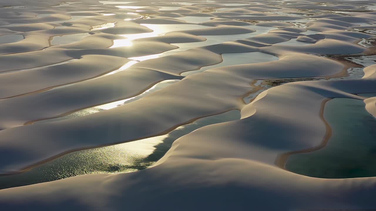 paisaje de olas paradisíacas de lagos de agua de lluvia y dunas de arena del parque nacional lencois maranhenses brasil