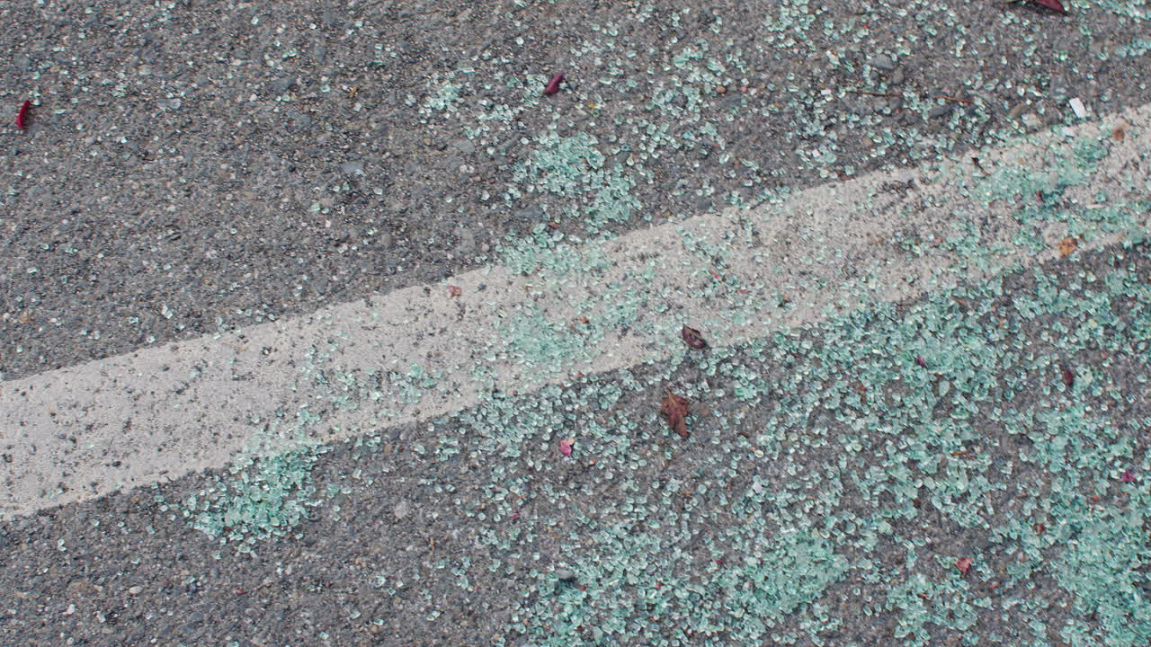 주차장 에 있는 바닥 에 있는 부서진 자동차 유리창 을 가로질러 천천히