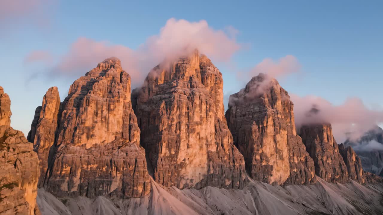 Pics majestueux des Tre Cime di Lavaredo dans les Dolomites à l’heure dorée