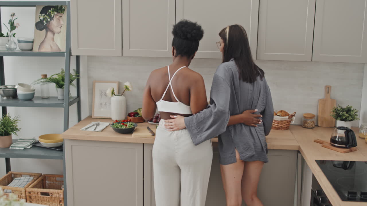 Slow motion di coppia LGBTQ in una cucina accogliente
