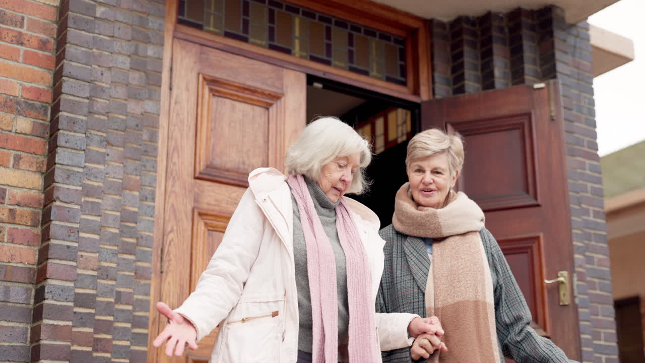 고령 여성, 친구 및 교회에서 걸어