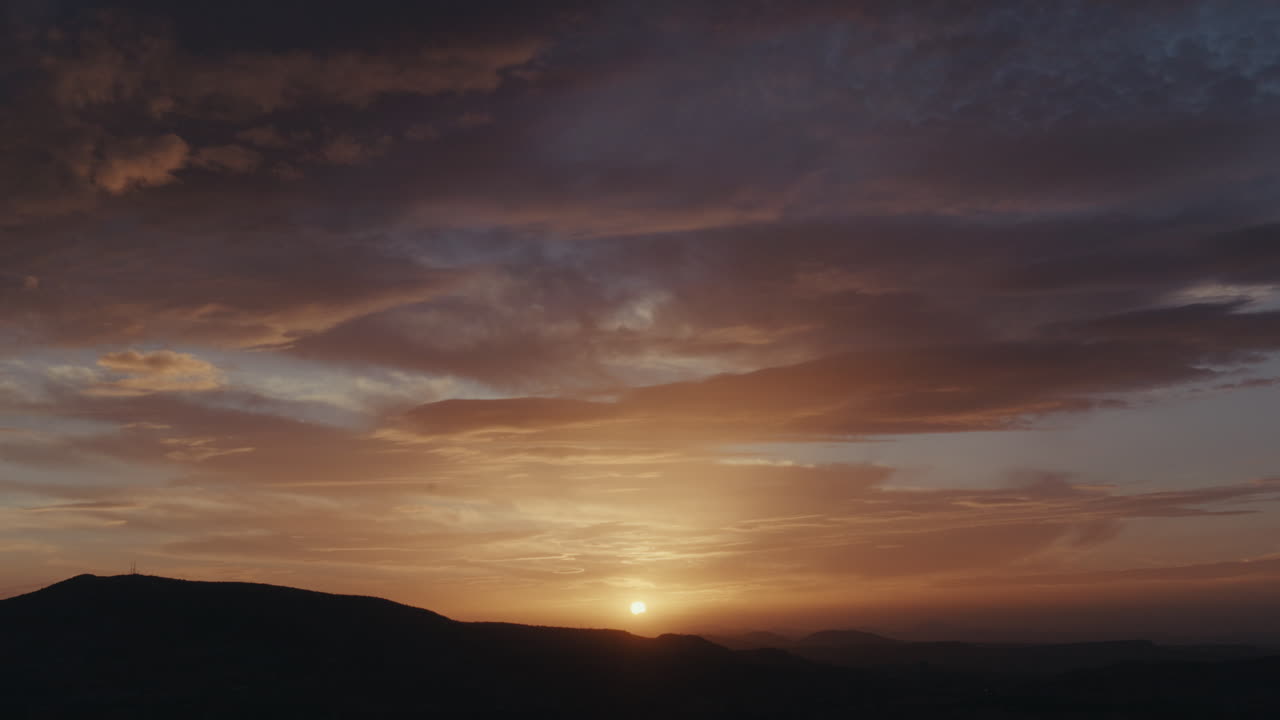 puesta de sol sobre las montañas