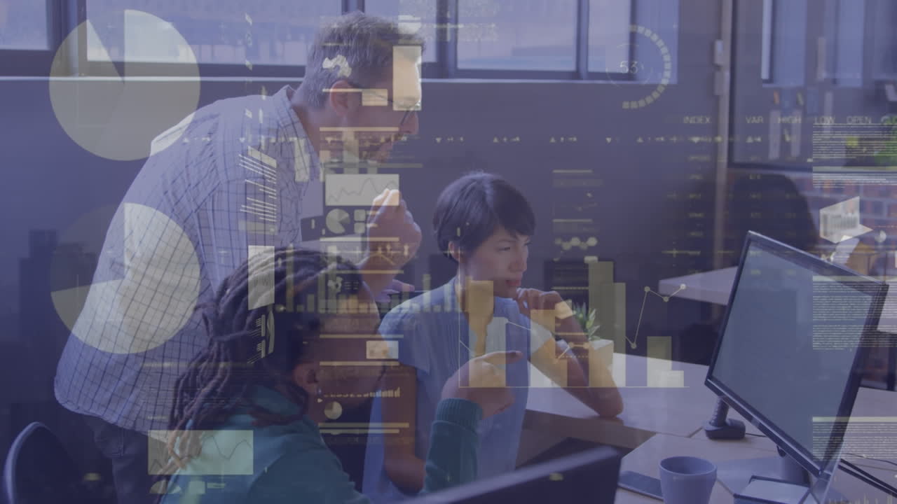 animación del procesamiento de datos financieros sobre diversas personas de negocios en la oficina