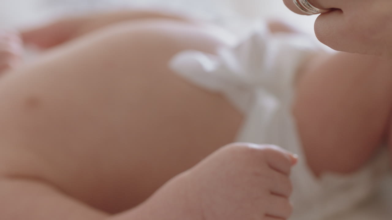 da vicino madre che tiene il bambino in mano che tocca le dita che nutre il neonato che si prende cura del neonato che gode del legame della maternità con il bambino