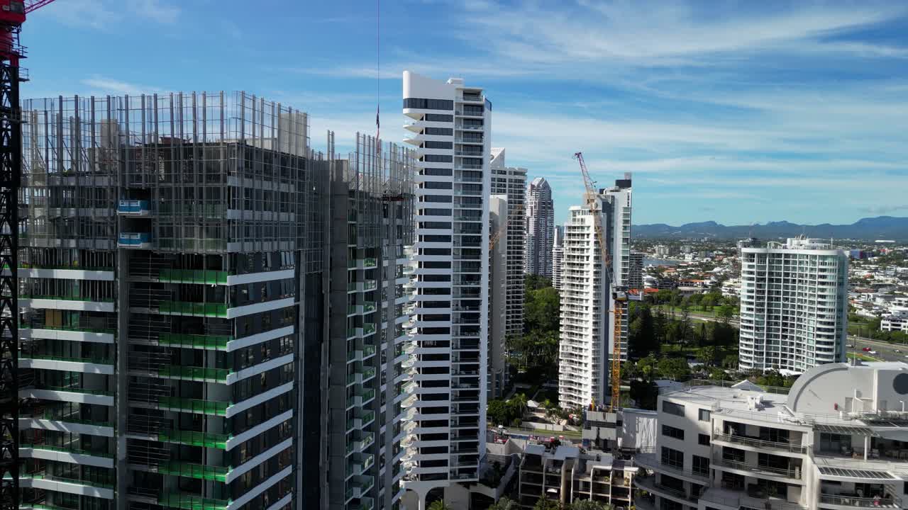 el auge de la construcción de edificios de gran altura en la popular costa dorada, el suburbio costero, la playa principal.