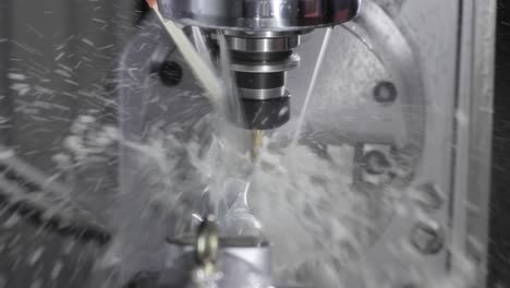 máquina de fresado cnc para metalurgia. corte de metal tecnología de procesamiento moderna.