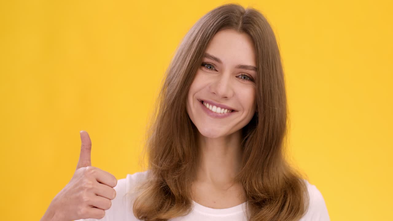 mujer con los pulgares hacia arriba