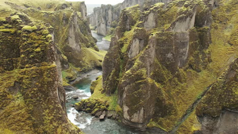 slow tilt up of fjaðrárgljúfur canyon