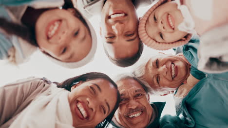 feliz, círculo al aire libre y cara de los niños de la familia