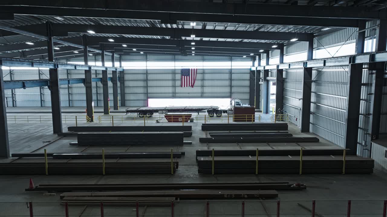 기둥에 조직 된 강철  공장 창고 내부의 공중 도리