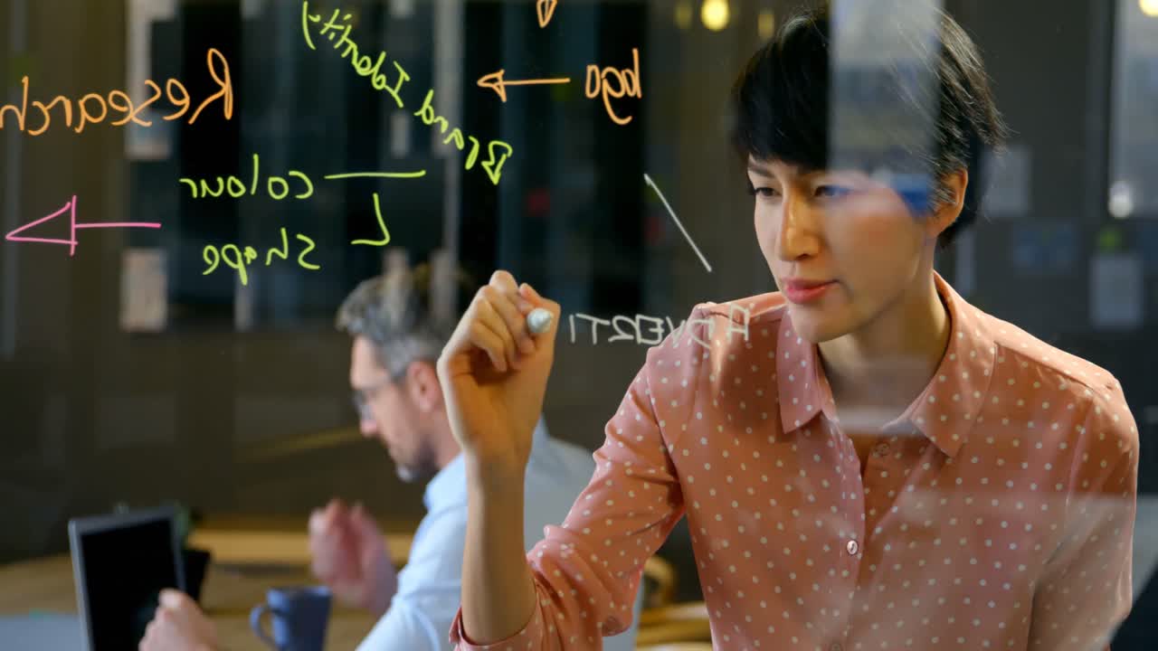 사무실 4k에서 유리 벽에서 일하는 여성 임원