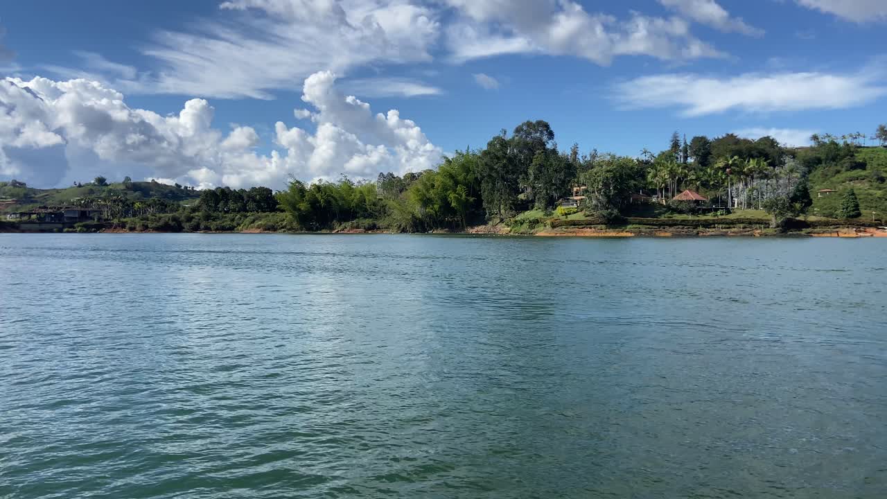 navegando en el gran lago de guatape con un barco