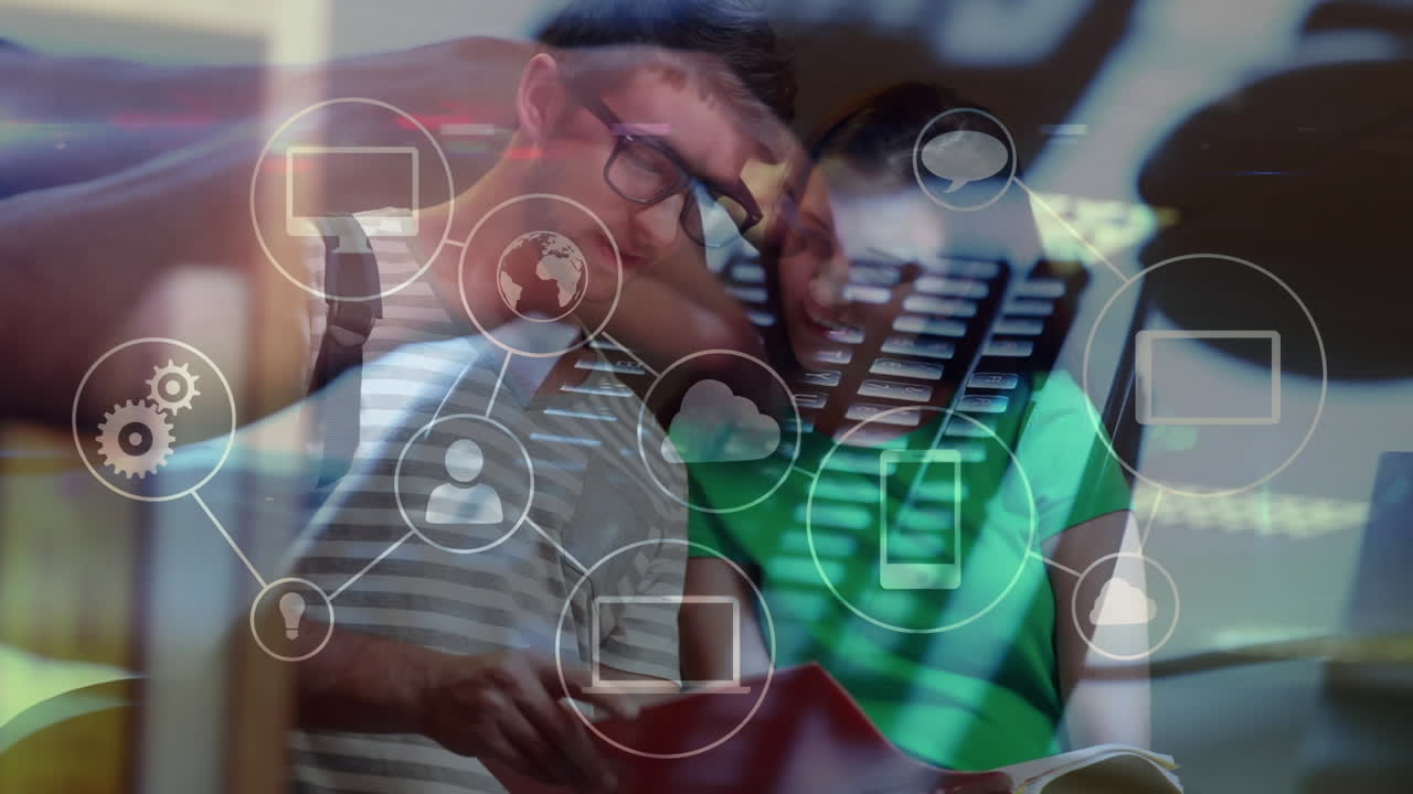 animación de la red de conexiones con iconos y persona escribiendo en el teclado de la computadora sobre los estudiantes