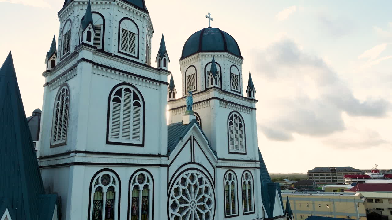 купола и башни собора непорочного зачатия в апии, самоа - съемка с беспилотника