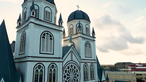 cúpulas y torres de la catedral de la inmaculada concepción en apia, samoa - toma aérea de drones