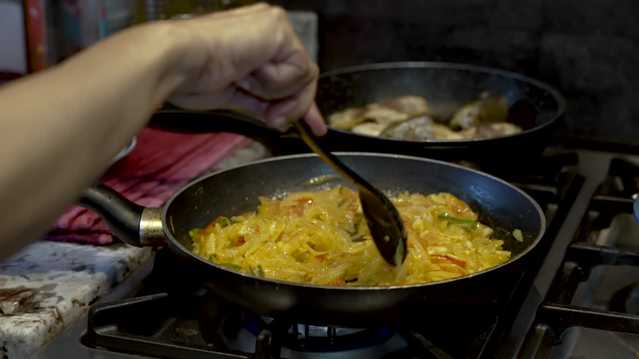 vista de la sartén mientras un chef remueve