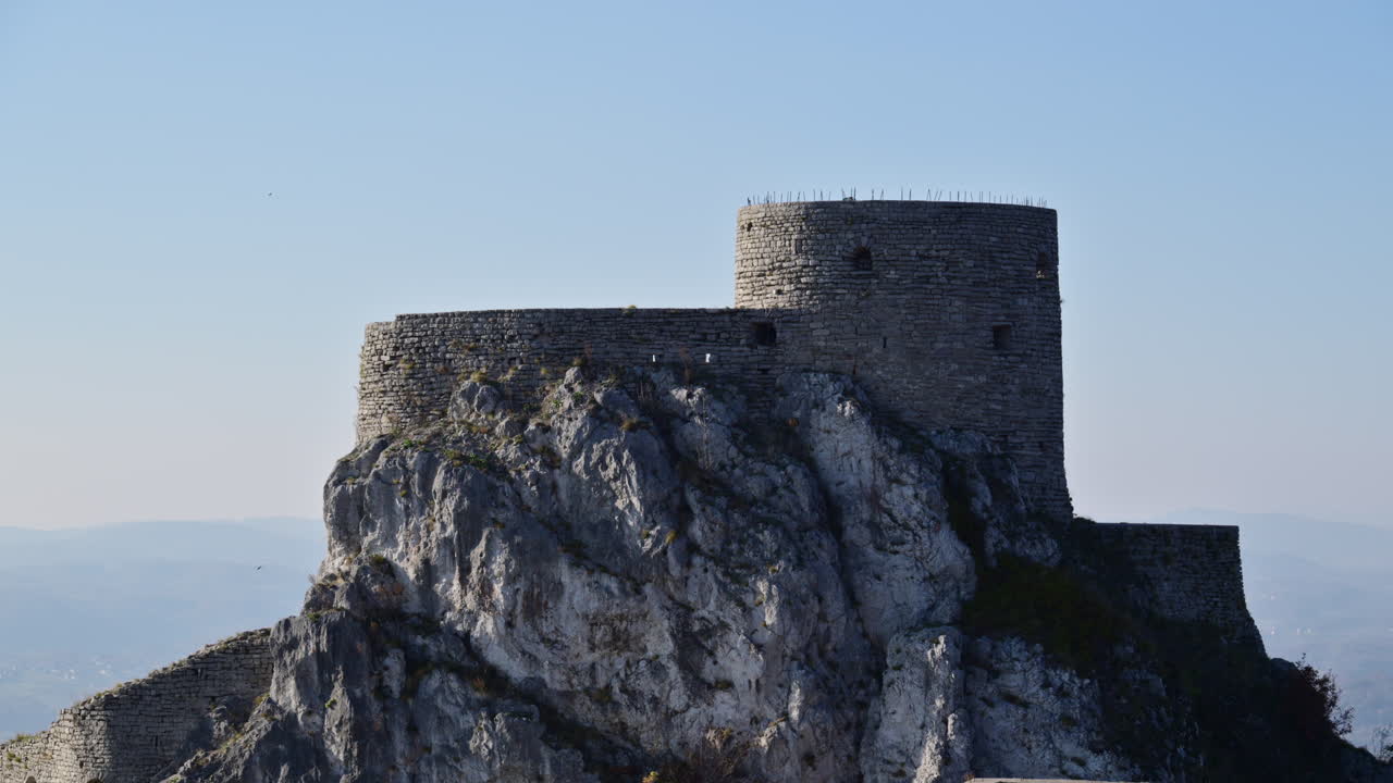 Fortezza di Srebrenik che rivela un'antica architettura in pietra costruita nel fianco roccioso della montagna.