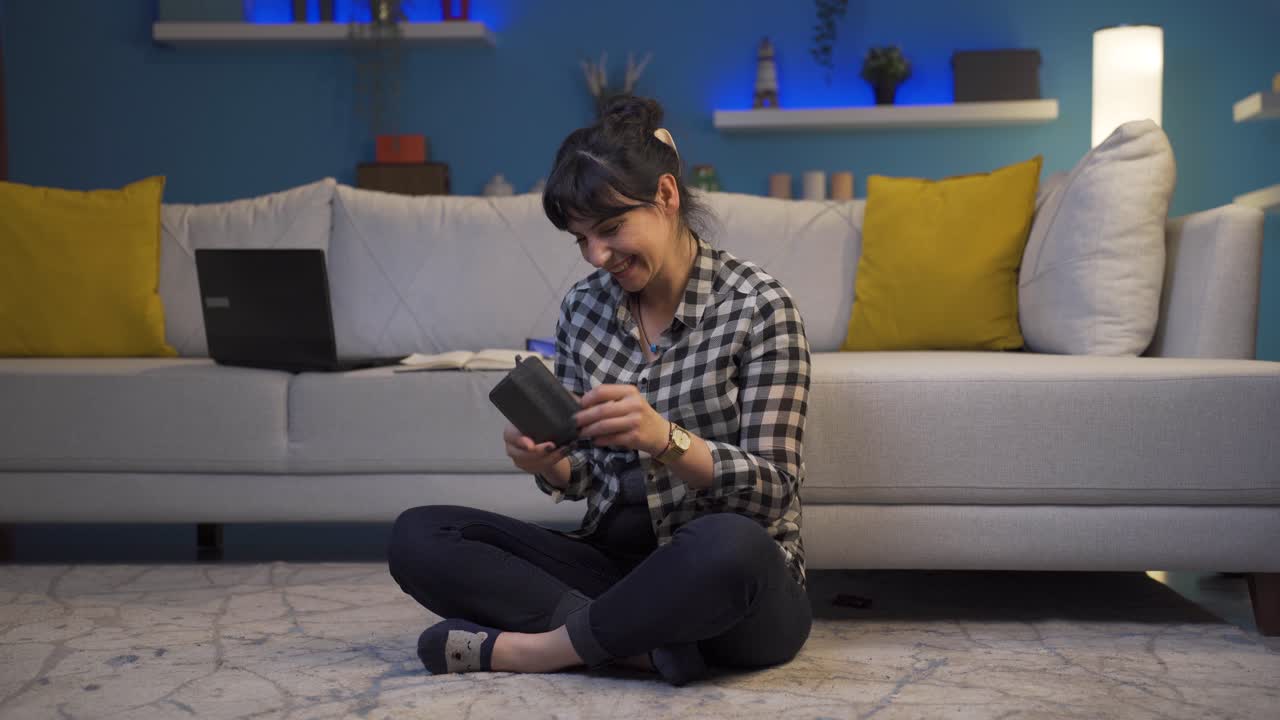 la mujer rica con dinero es feliz.