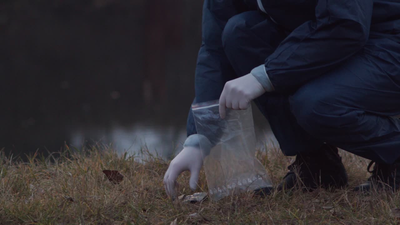 detective encontró billetera en el suelo, investigación nocturna de la escena del crimen