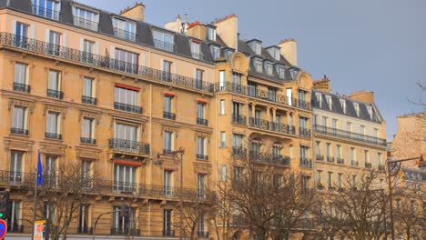 Toma-En-ángulo-Bajo-De-La-Hermosa-Fachada-Haussmann-En-Una-Zona-Atractiva-De-París,-Francia-Durante-El-Día