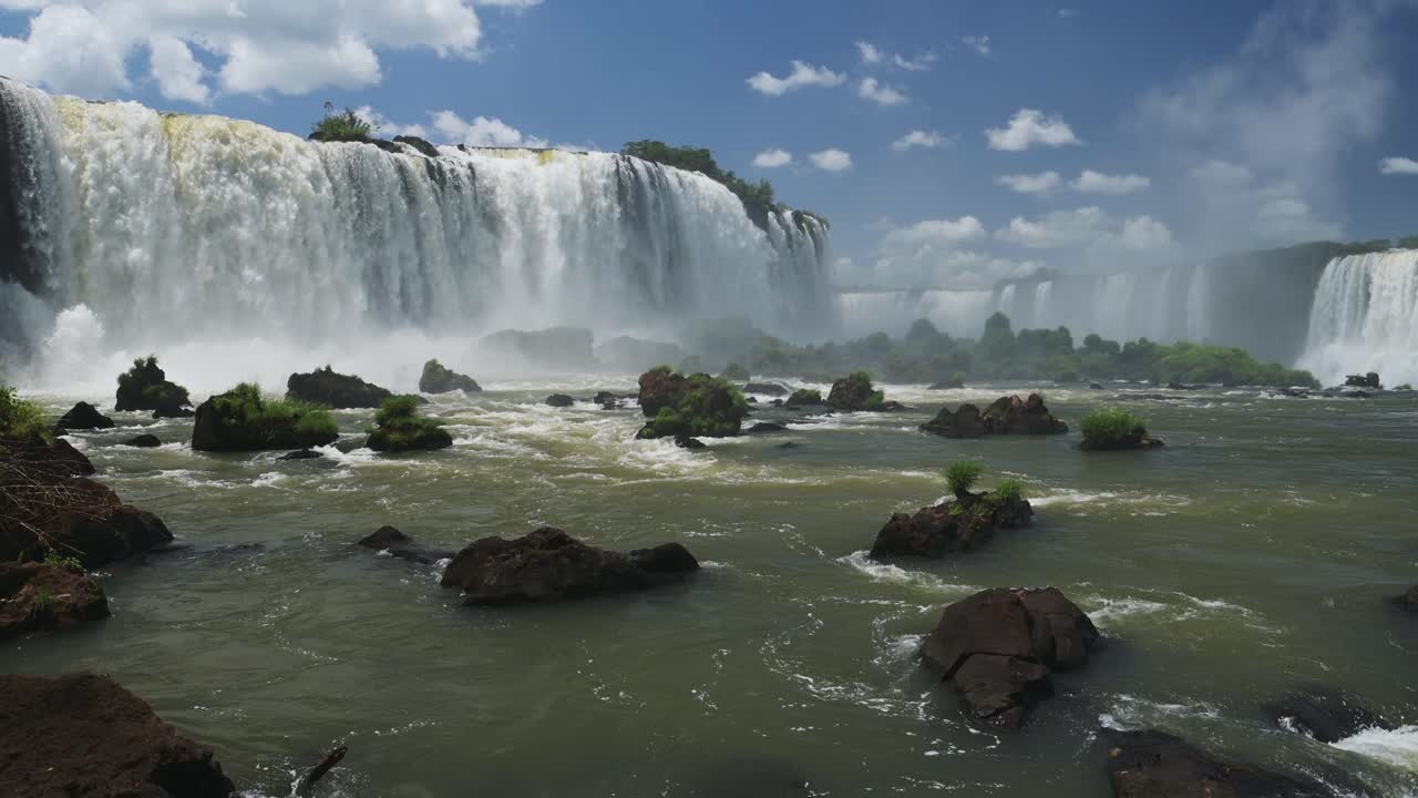 극적인 거대한 폭포가 강 계곡에 부히고, 웅이, 아름다운 바위 흐름, 거친 물에서 부힌 물, 아름다운 브라질에서, 이 있는 푸른 날씨, 이구아즈 폭포, 남미.
