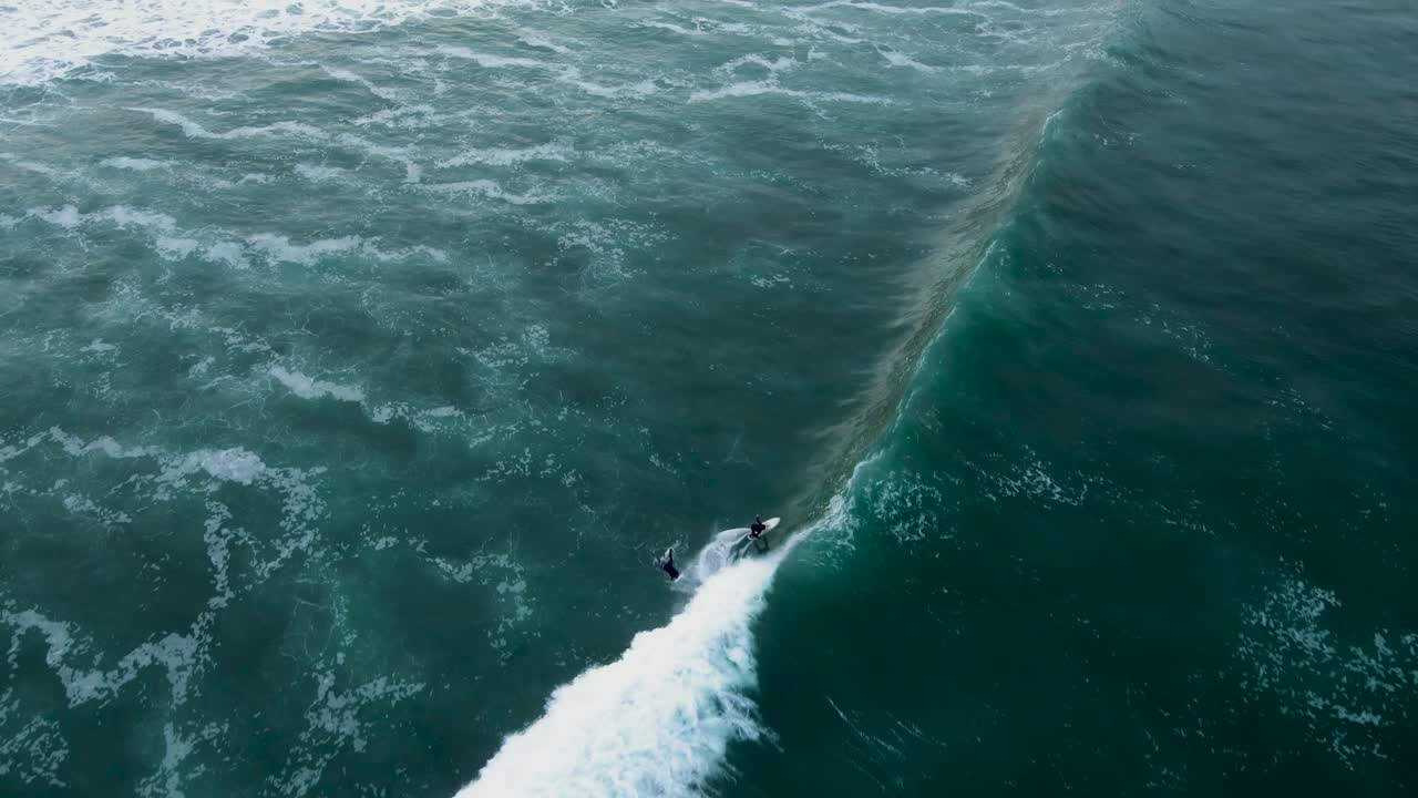 Vista dall'alto di un surfista irriconoscibile su un'onda a La Jolla, California.