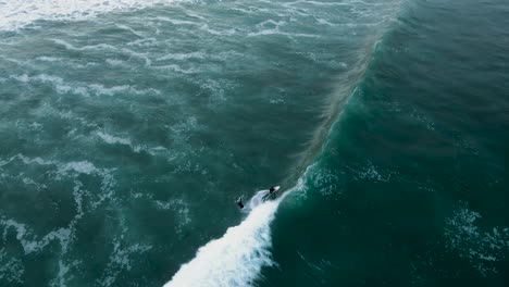 Belauschte-Sicht-Auf-Einen-Nicht-Wiederzuerkennenden-Surfer-Auf-Einer-Welle-In-La-Jolla,-Kalifornien