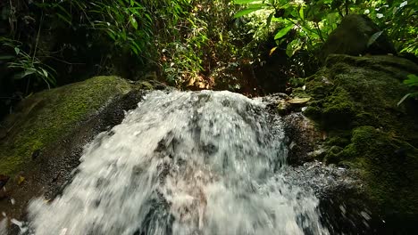 Ein-Kleiner-Wasserfall-Im-Khao-Laem-Nationalpark-Sammelt-Genug-Wasser,-Um-Ein-Kleines-Becken-Zu-Schaffen,-In-Das-Vögel-Und-Tiere-Morgens-Und-Vor-Dunkelheit-Kommen,-Um-Wasser-Zu-Trinken