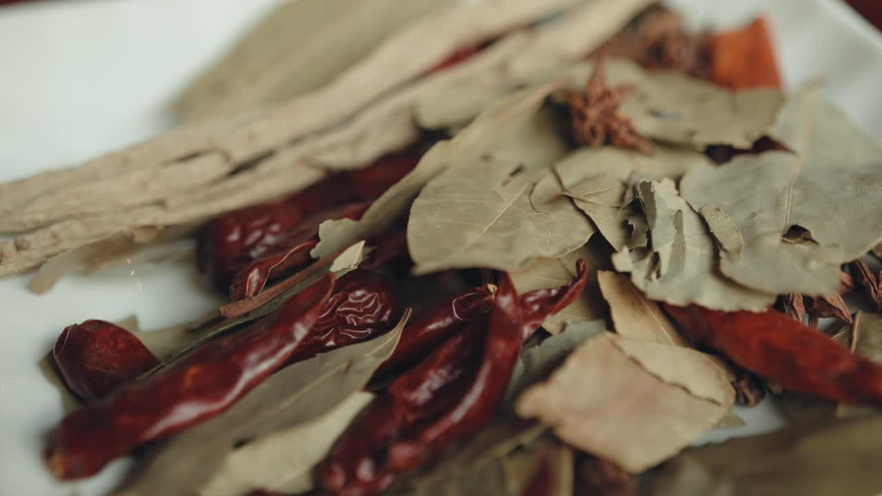 고추 및 향기로운 잎과 같은 흩어져있는 향신료