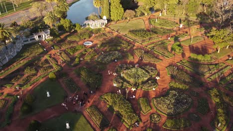 vista aérea circular de un grupo de turistas caminando por el parque rosedal en buenos aires argentina
