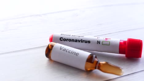 vacuna contra el coronavirus y muestra de sangre
