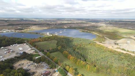 Drohnenaufnahmen-Von-Einem-Solarpark-In-Großbritannien-In-Der-Nähe-Von-Samford