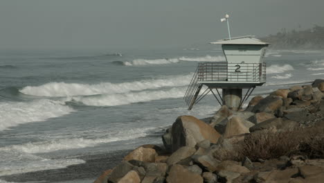 Blick-Auf-Einen-Rettungsschwimmerturm-Im-Torry-Pines-State-Natural-Reserve-In-San-Diego,-Kalifornien