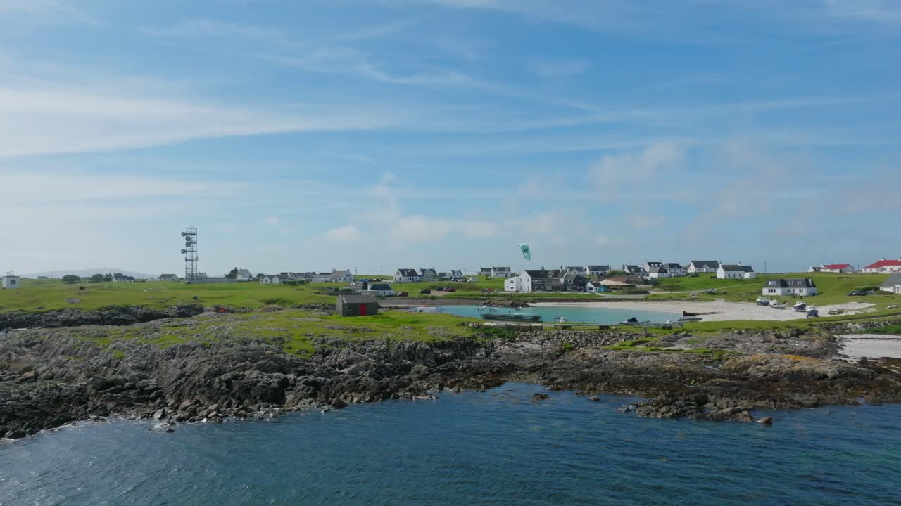 티레 섬 에 있는 한 사람 이 카이트 서핑 을 하고 있는 마을  ⁇  에 있는 항구 의 비행 촬영