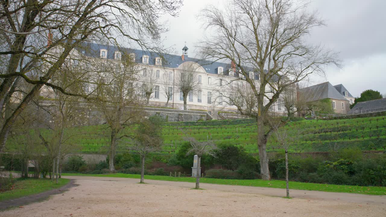 Architecture de l'Abbaye Saint-Nicolas avec des arbres dénudés en hiver à Angers, France
