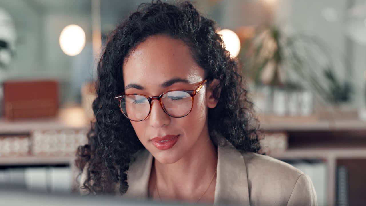 Portrait of a focused businesswoman in the office