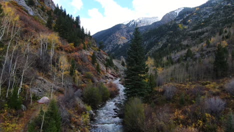 Filmische-Drohnenantenne,-4WD-Truck-Abseits-Der-Straße,-Marmor-Kristall-Mühle,-Atemberaubender-Herbst,-Espen-Herbstfarben,-Gipfel-Der-Rocky-Mountains-Im-Süden-Colorados,-Ouray-Telluride,-Camping-Am-Fluss,-Gelbe-Bäume,-Folgen-Sie-Vorwärts