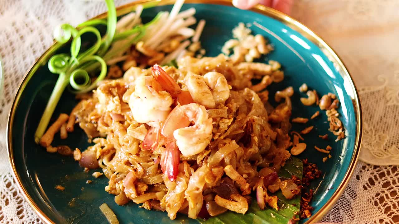 Pad Thai Udang disajikan di atas piring dekoratif