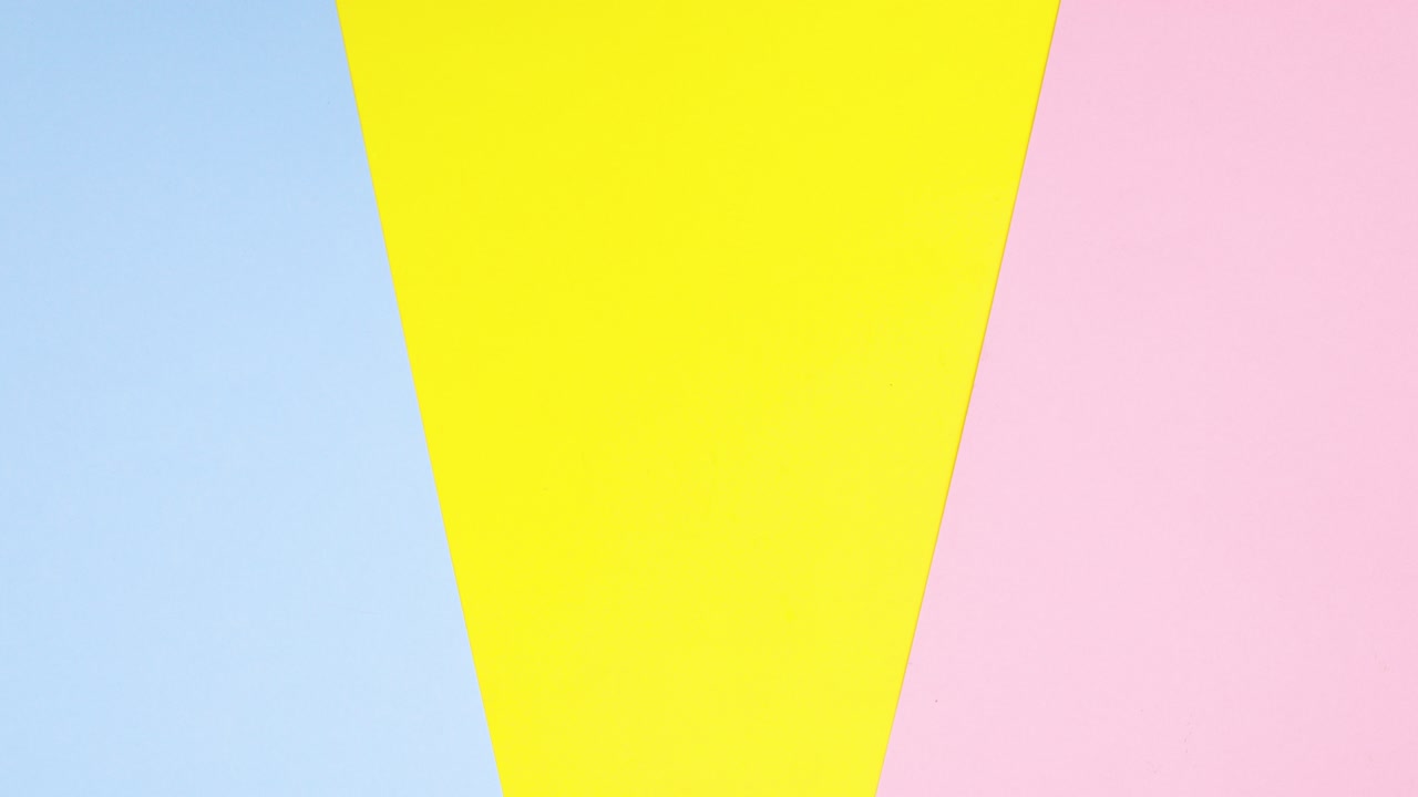 los huevos aparecen en el lado derecho y en el izquierdo vienen dos huevos con patas.