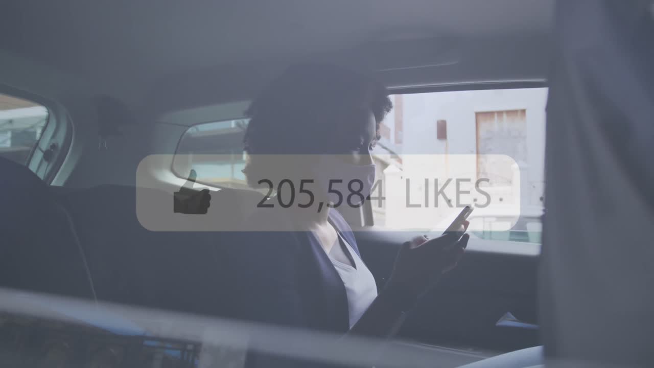 자동차에서 전화를 사용하여 얼굴 마스크를 쓴 아프리카계 미국인 여성에 대한 소셜 미디어 알림의 애니메이션