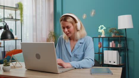 Feliz-Y-Relajada-Mujer-De-Negocios-Sentada-En-La-Oficina-De-Casa-Escuchando-Su-Música-Disco-Energética-Favorita