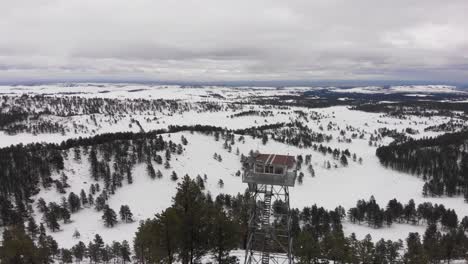 torre de fuego aéreo en la nieve en la montaña