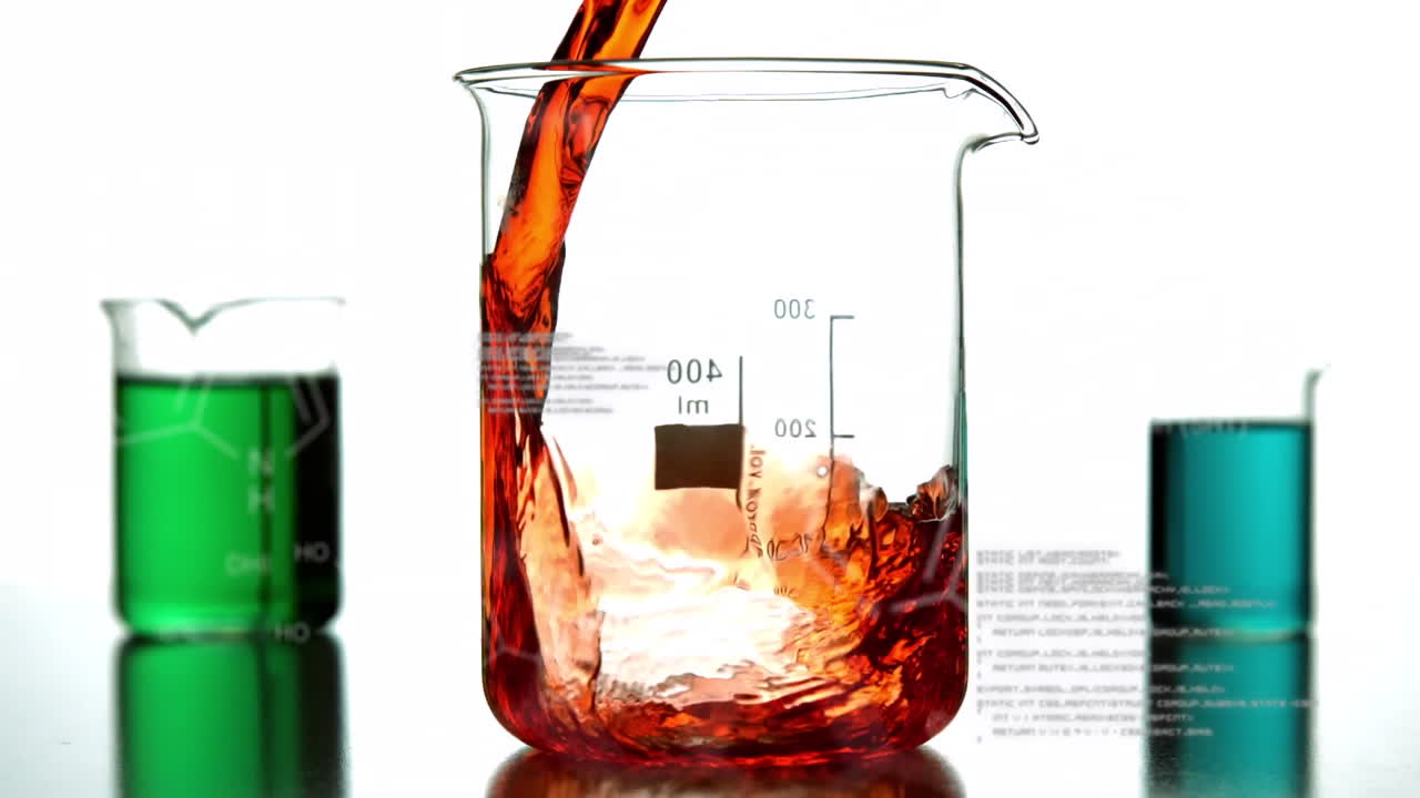 앞면에 움직이는 데이터가 있는 실험실 컵