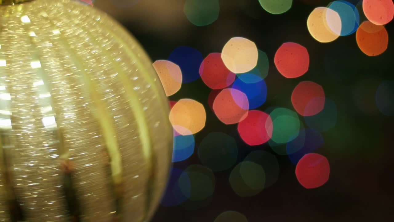 gran bola dorada gira en el fondo bokeh