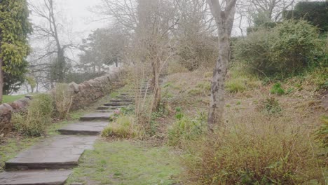 Pasos-Hacia-La-Torre-Cabot-En-El-Parque-Brandon-Hill-En-Bristol,-Inglaterra