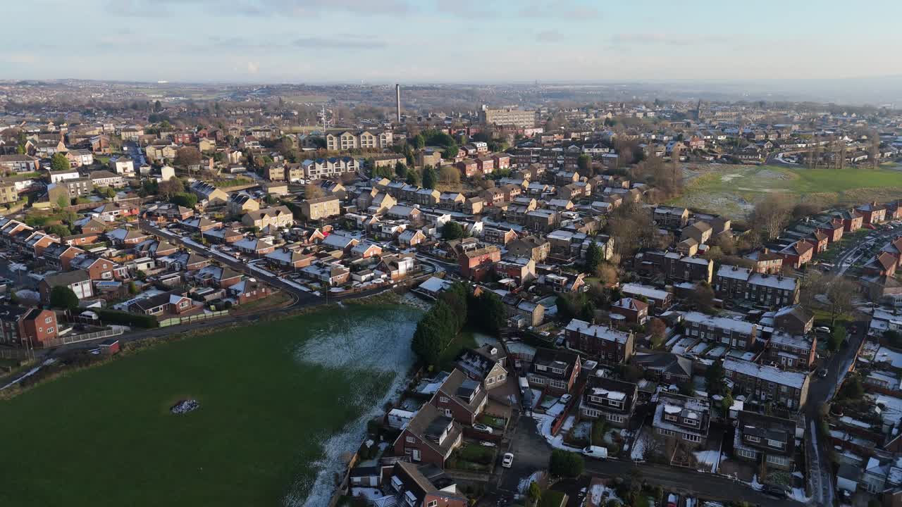 la vista de invierno del ojo de drone captura el típico desarrollo de viviendas de propiedad del consejo urbano del reino unido de dewsbury moor estate con casas adosadas de ladrillo rojo y el industrial yorkshire
