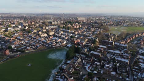 Die-Winteransicht-Aus-Der-Drohnenperspektive-Erfasst-Die-Typische-Britische-Städtische-Wohnsiedlung-Des-Dewsbury-Moore-Council-Estate-Mit-Reihenhäusern-Aus-Rotem-Backstein-Und-Dem-Industriellen-Yorkshire